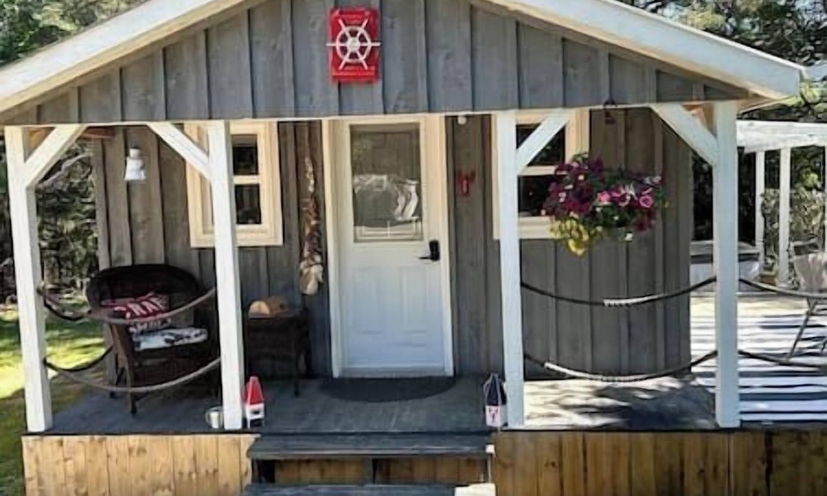 Valley Road Cabin | Cozy Coastal Cabin w/Hot Tub