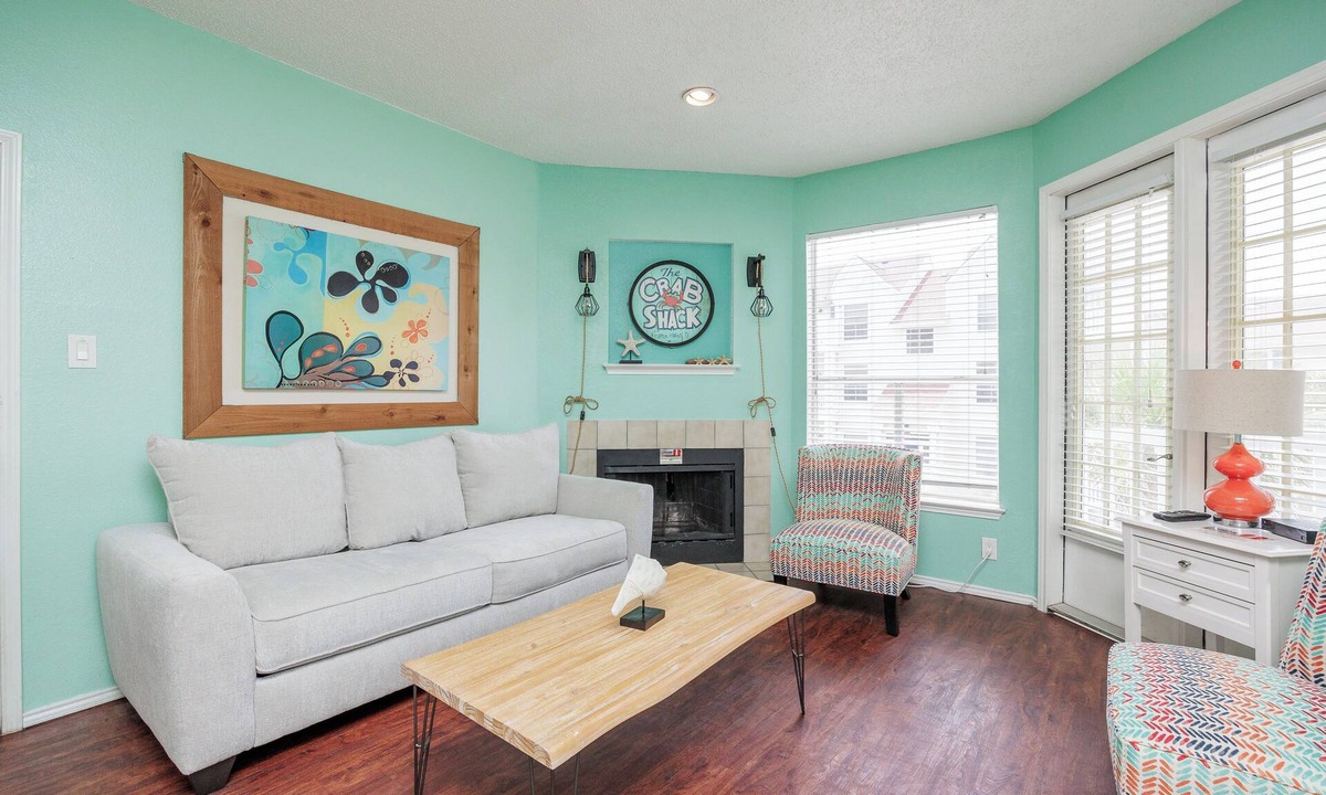 Corpus Christi Condo | Cozy Coastal Condo with Lake Views, Heated Pool, and Easy Beach Access