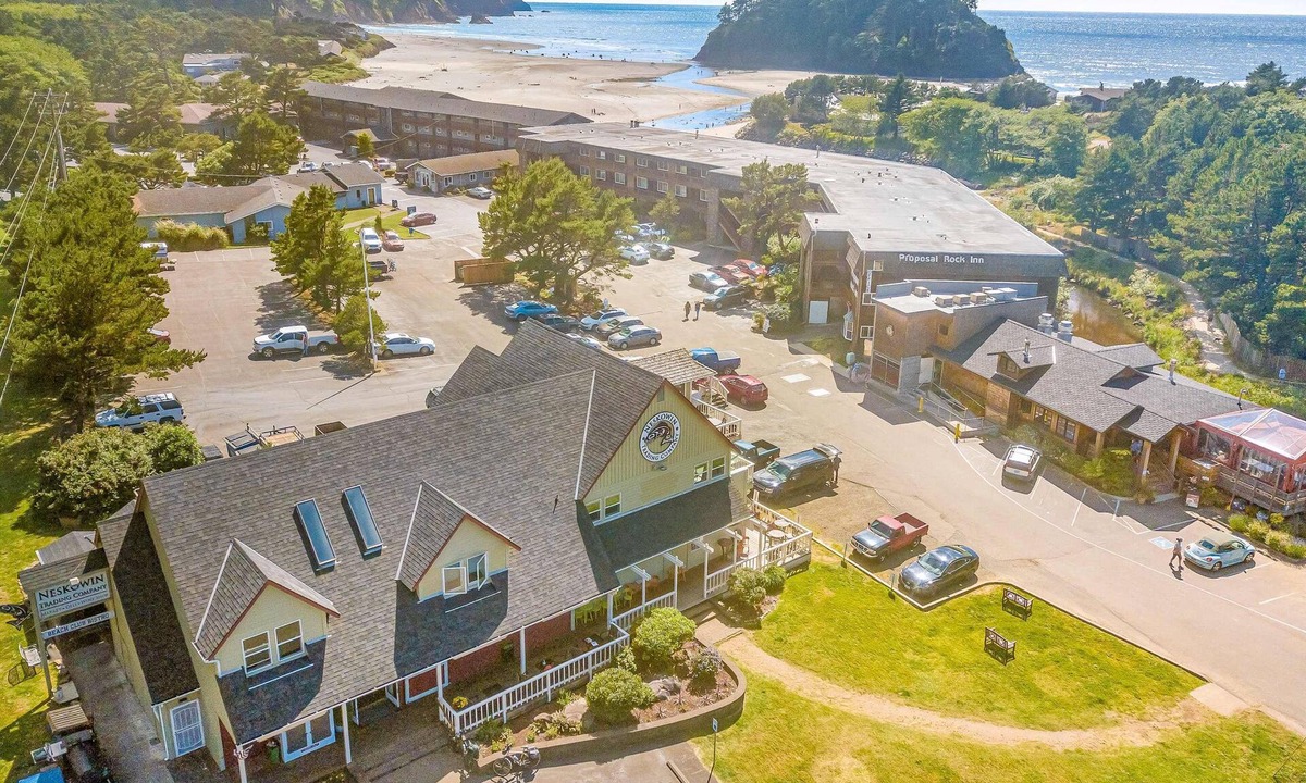 Neskowin Condo | Cozy Coastal Condo Steps from the Beach with Deck Views