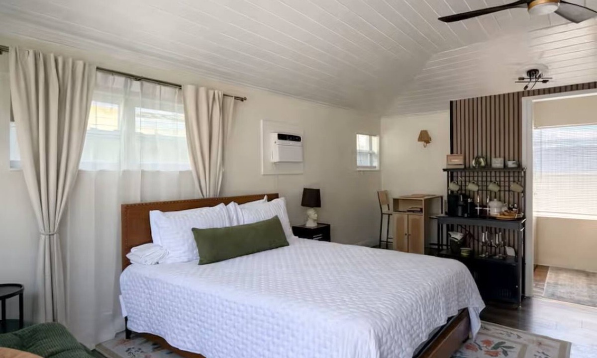 Southside Apartment | Cozy Coastal Studio Retreat with outdoor Hottub