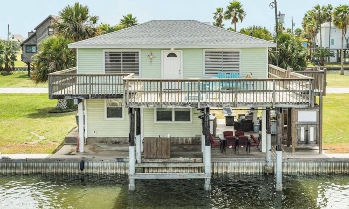 Terramar Beach House | Cozy Coastal Waterfront Cottage