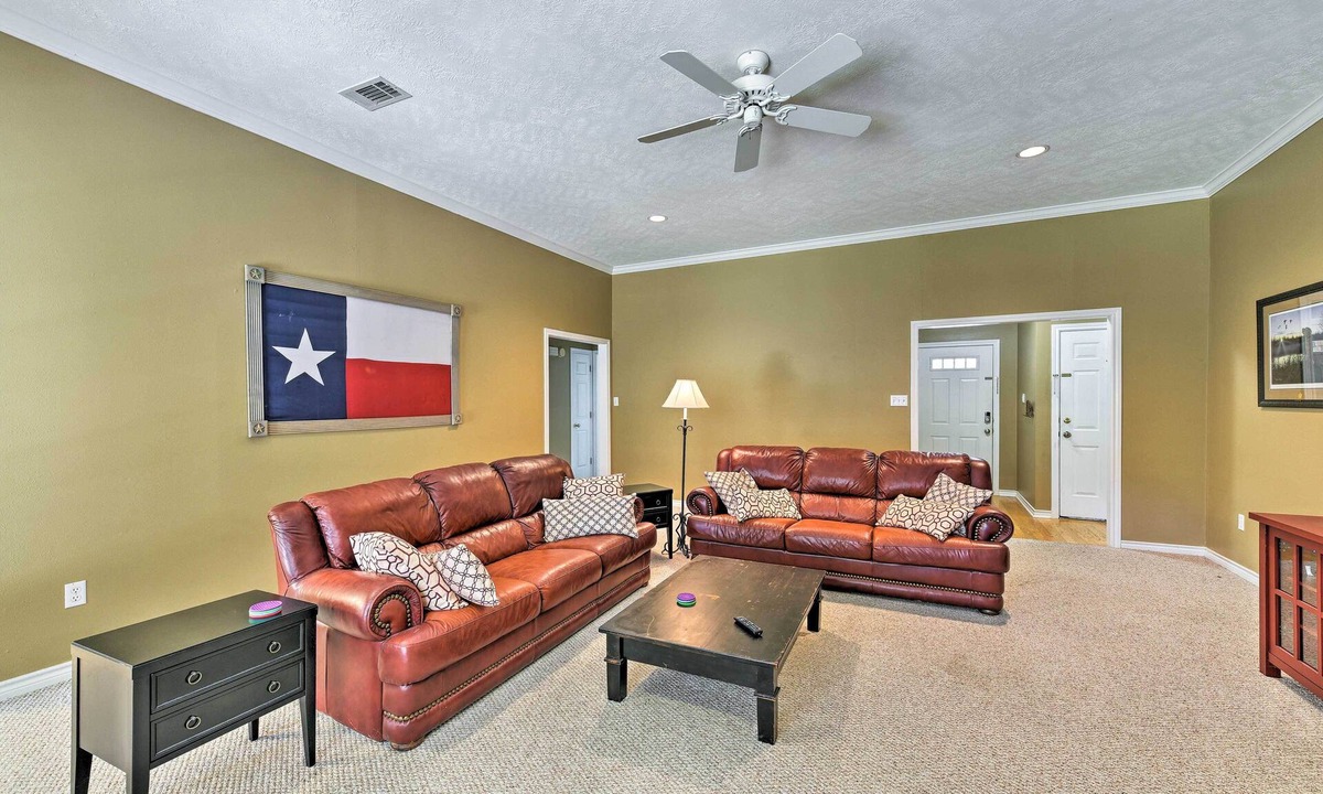 College Station House | Cozy College Station Home w/Patio and Fireplace