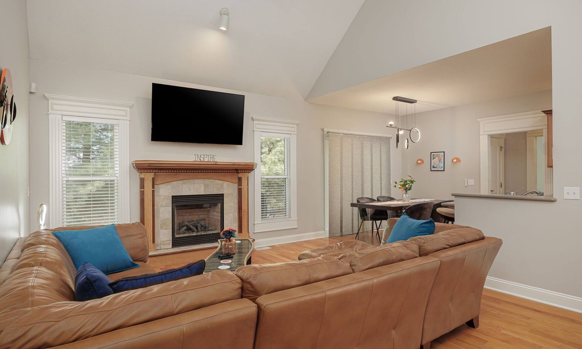 St. Joseph Villa | Cozy Colors Hideaway