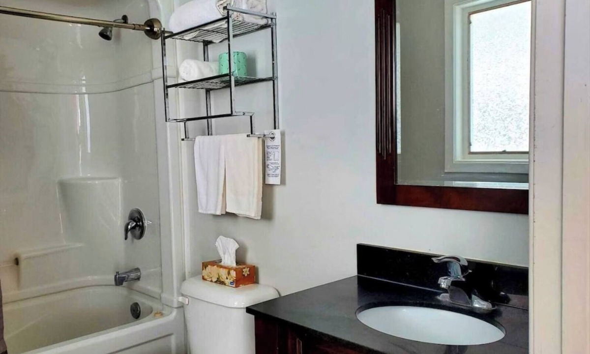 Colpoys Bay Apartment | Cozy Comfort Double Room 09 – Peninsula Motel, Minutes from Wiarton Waterfront