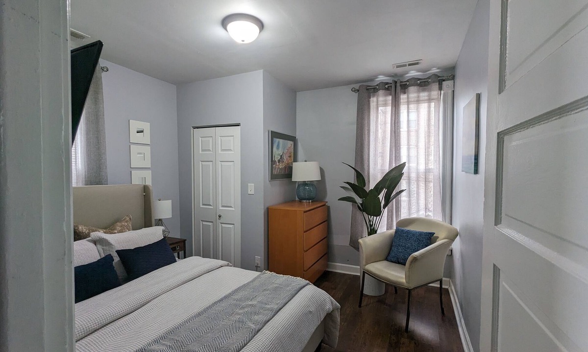 Oak Park Apartment | Cozy, Comfortable and Convenient apartment. Close to everything!
