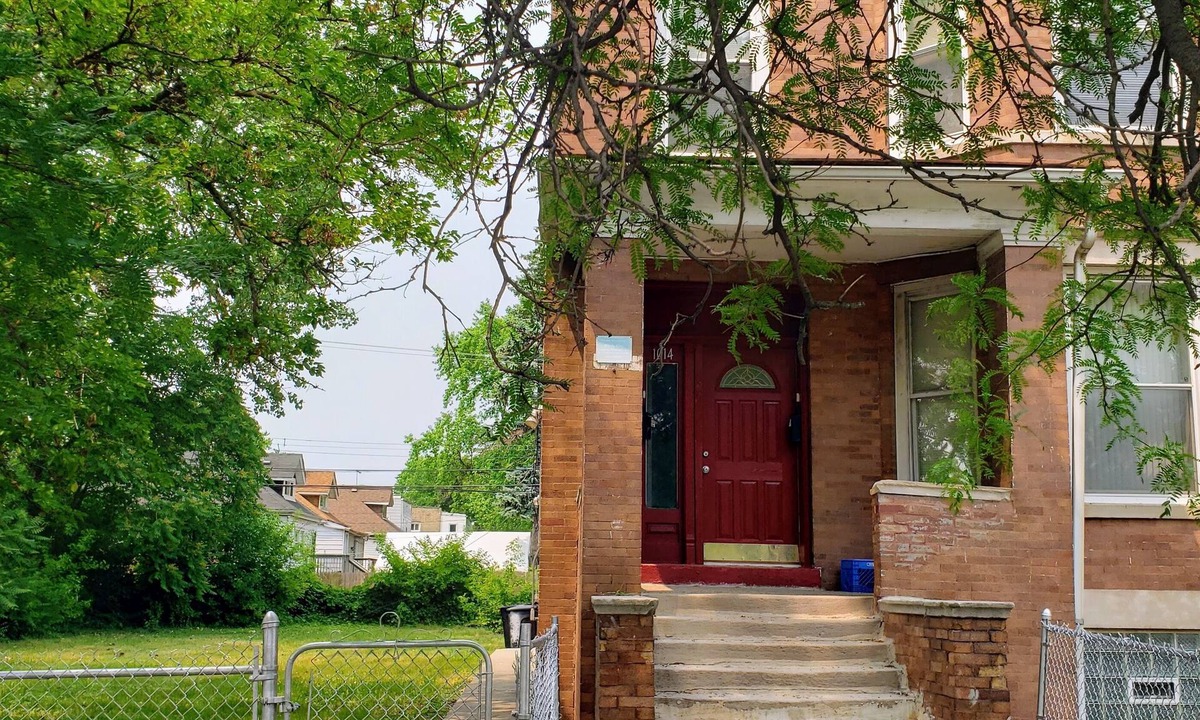 Auburn Gresham Apartment | Cozy & Comfy 2 bedroom remodeled with plenty parking