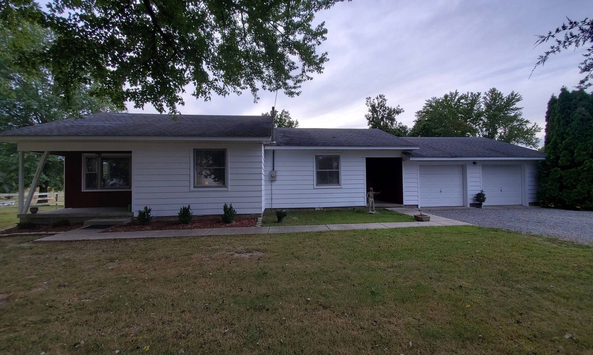 Crainville House | Cozy Comfy Country Home with 100% view of eclipse, close to lakes and highways.