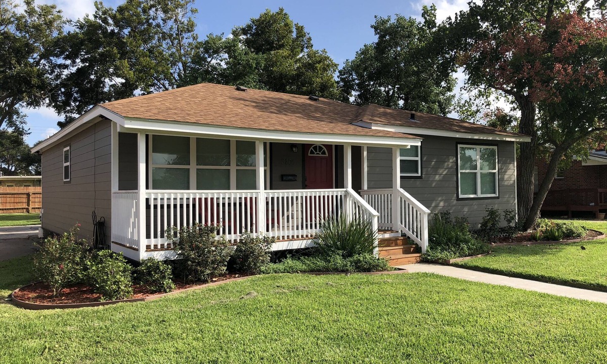 Central City House | COZY, COMFY, CUTIE! Book NOW for Fall! 2BD, 1.5 Bath, Free WIFI