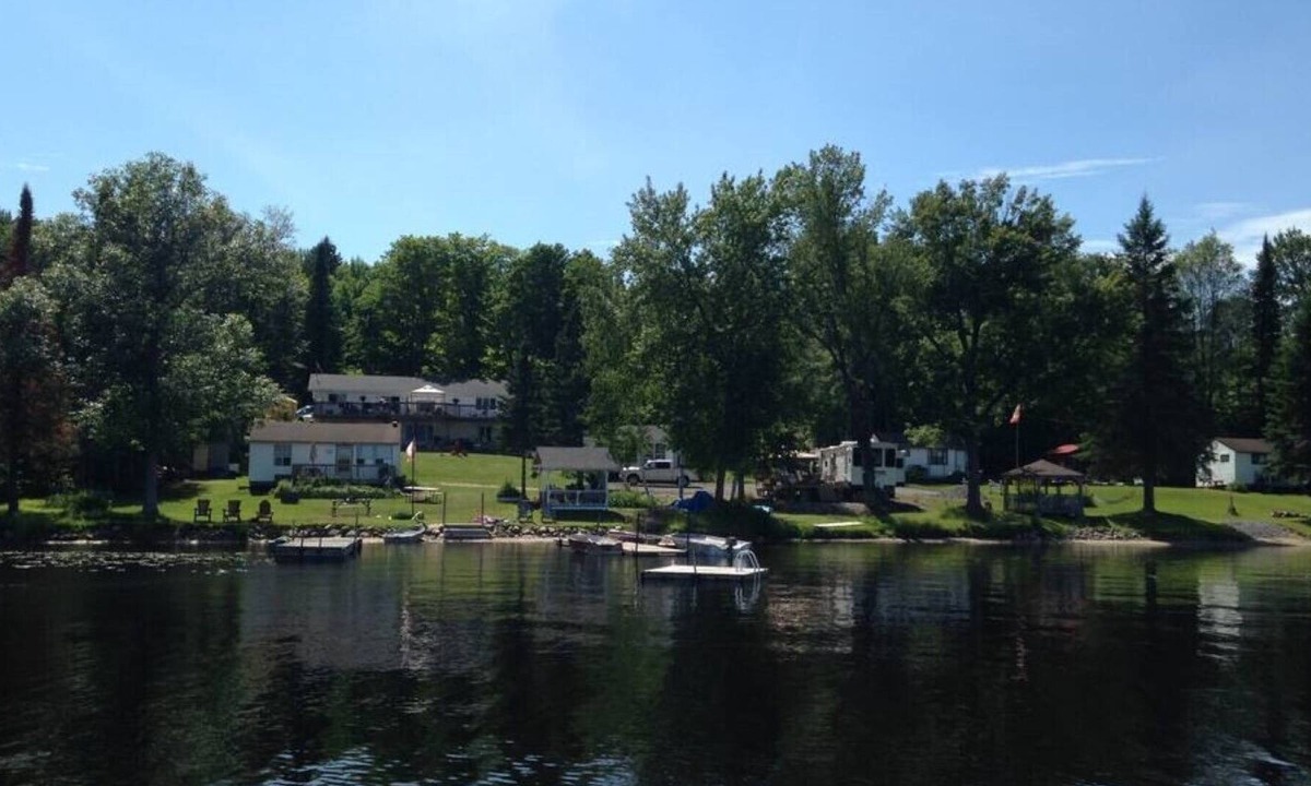 Golden Valley Cottage | COZY COMMANDA LAKE COTTAGES