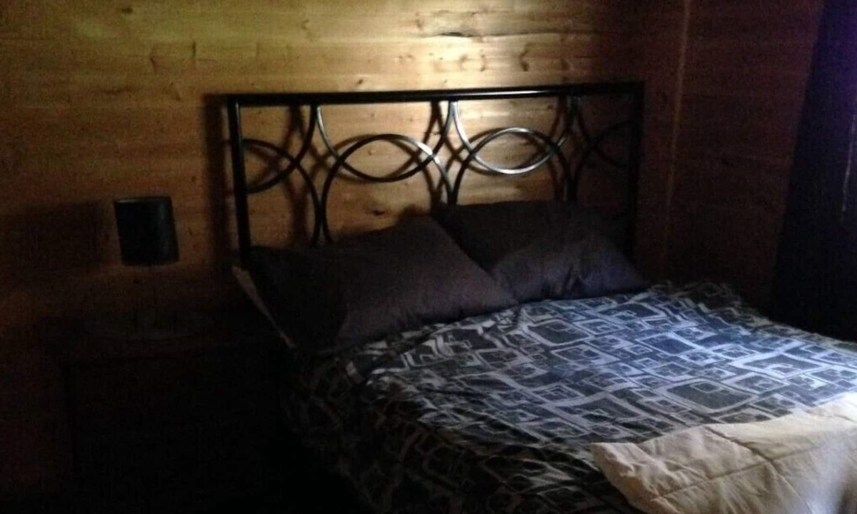 Golden Valley House | COZY COMMANDA LAKE LAKESIDE INN