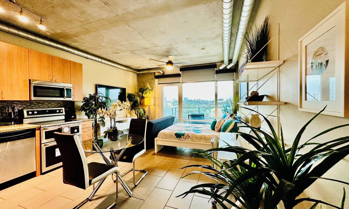 Smart Corner Condo | Cozy Condo Amazing Balcony & Rooftop Viewsn - Family Friendly