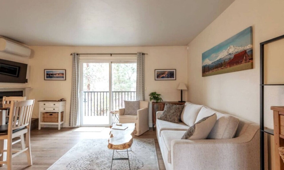 Bend Condo | Cozy Condo by Downtown for 4