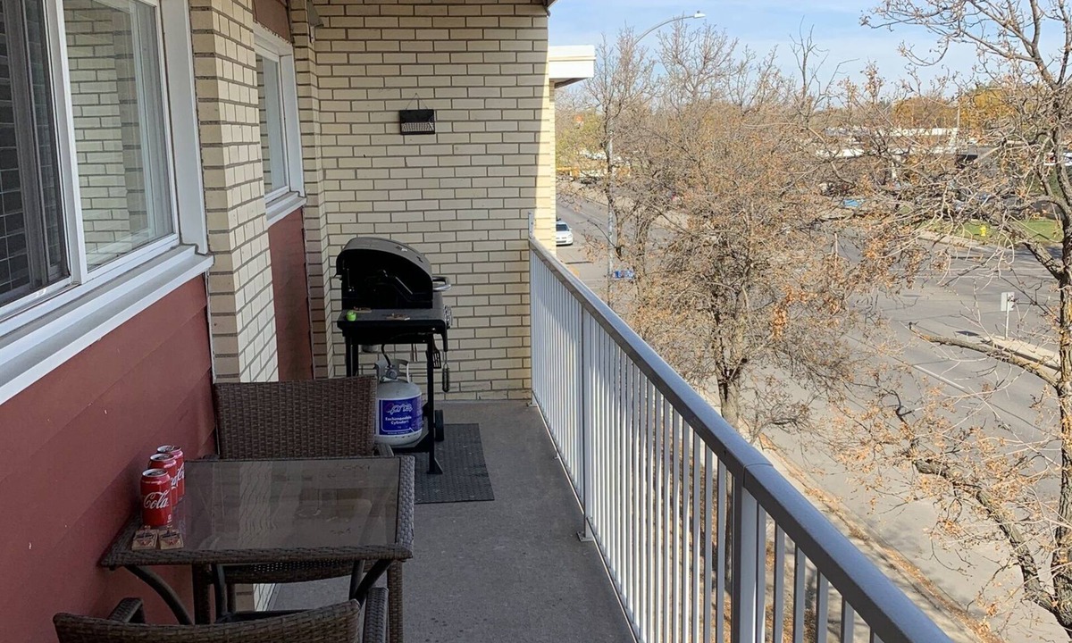 Regina Condo | Cozy condo, close to Northgate mall and Ring road.