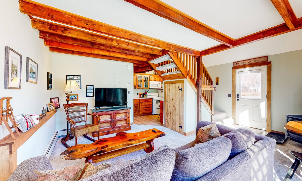 Proctorsville Condo | Cozy condo near skiing with fireplace & deck