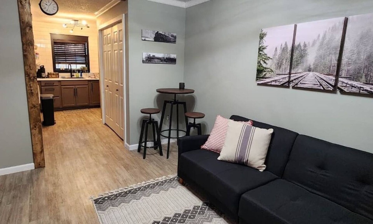 Brownwood House | Cozy & Convenient Bungalow - Downtown & HPU