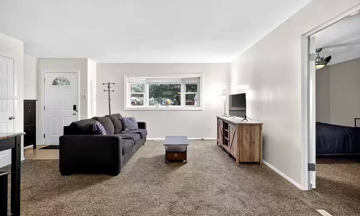 Newark House | Cozy, Convenient, Centrally Located Newark Rancher