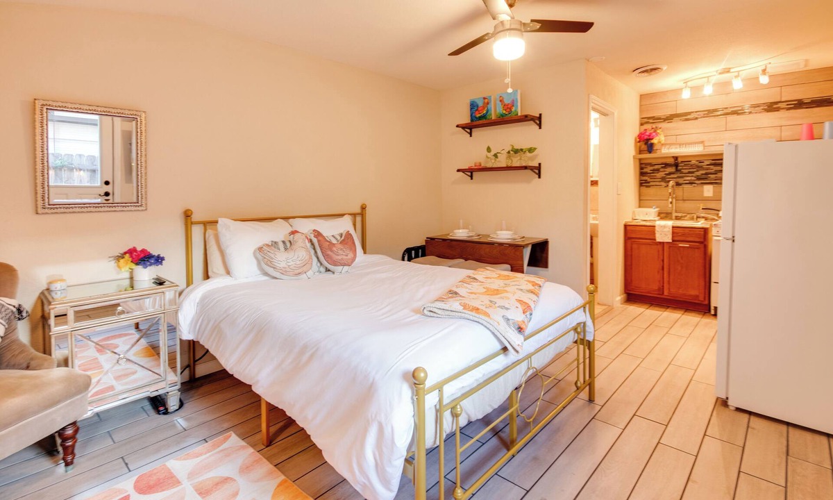 Dallas Apartment | Cozy Coop Near Dallas Full Kitchen Patio