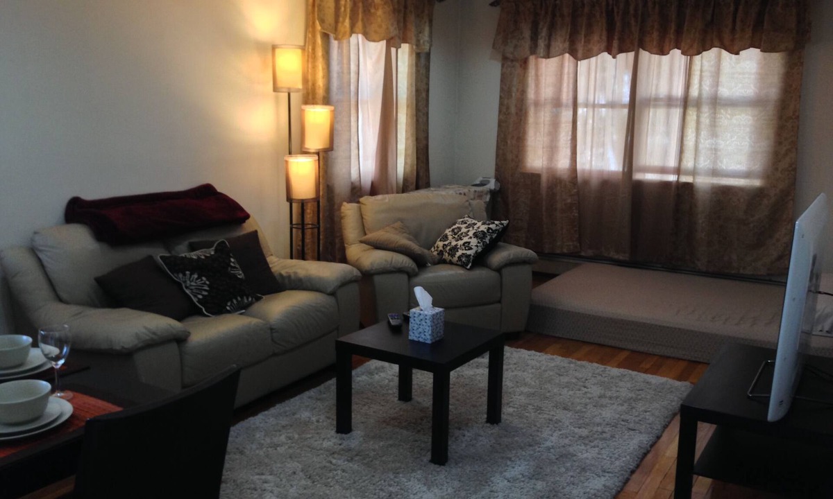 Floral Park House | Cozy corner guest house