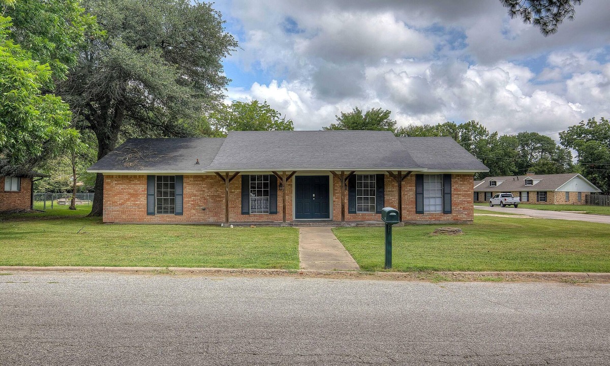 Commerce House | Cozy corner lot in Commerce, Texas.