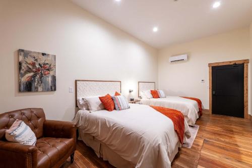 Versailles Hotel | Cozy Corner - Room 5