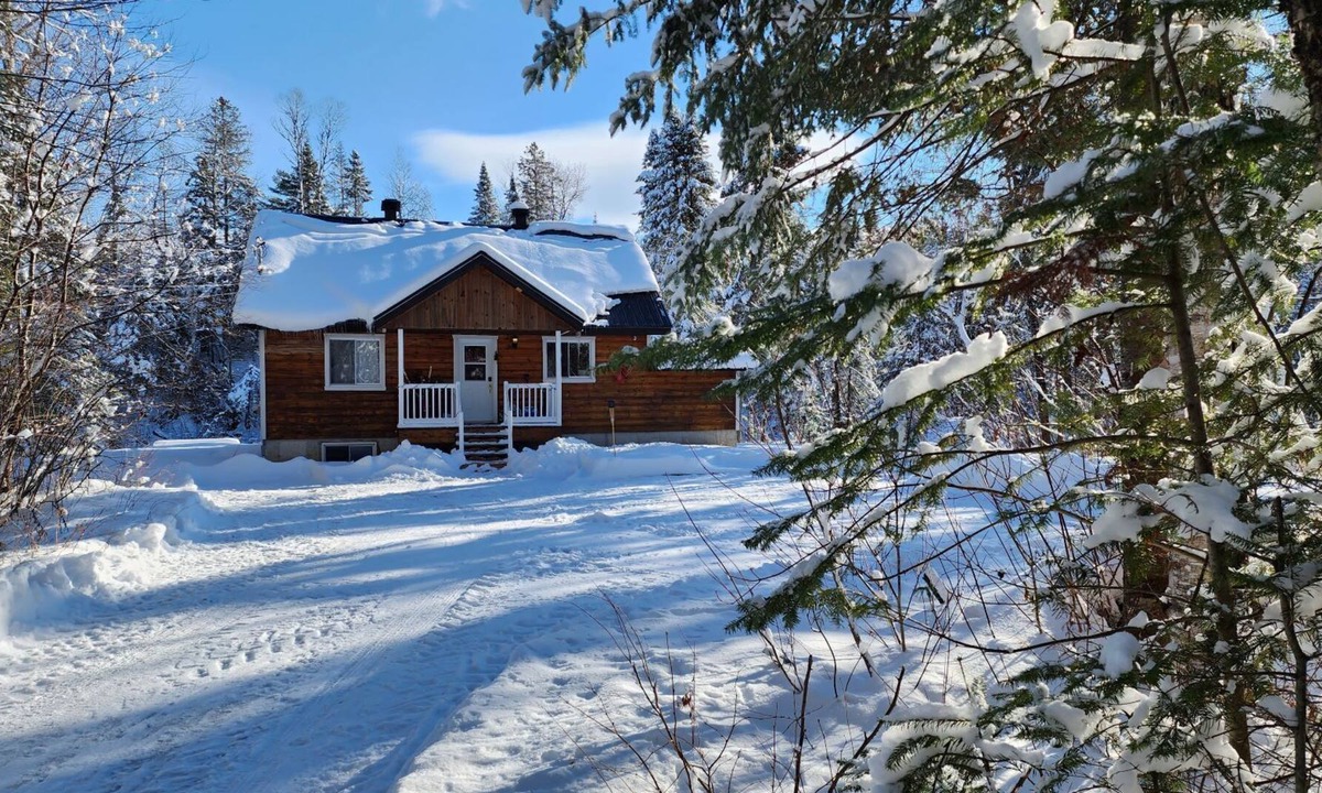 Saint-Alexis-des-Monts Ski Chalet | Cozy Cottage by the Rivière du Loup. 100' of private access.