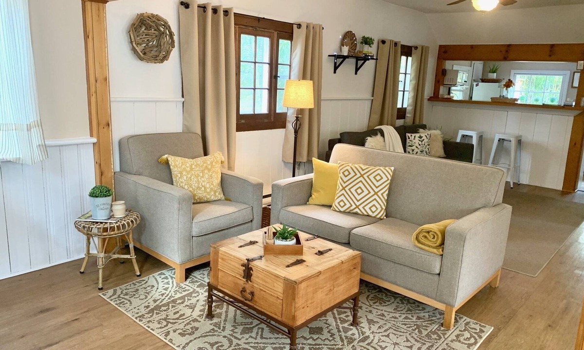 Historic Old Town House | Cozy cottage minutes to lake!