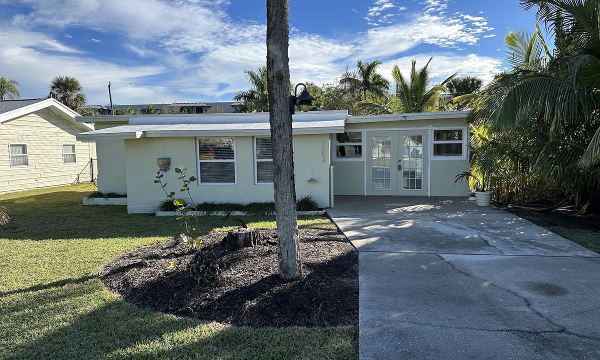 East Naples House | Cozy Cottage, 1/2 Block from Naples Bay