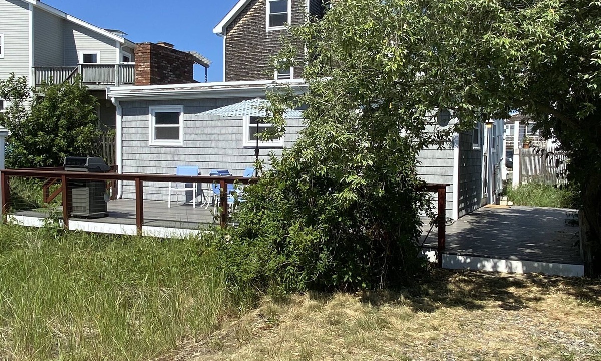 Newburyport Cottage | Cozy cottage 250 steps from the beach.