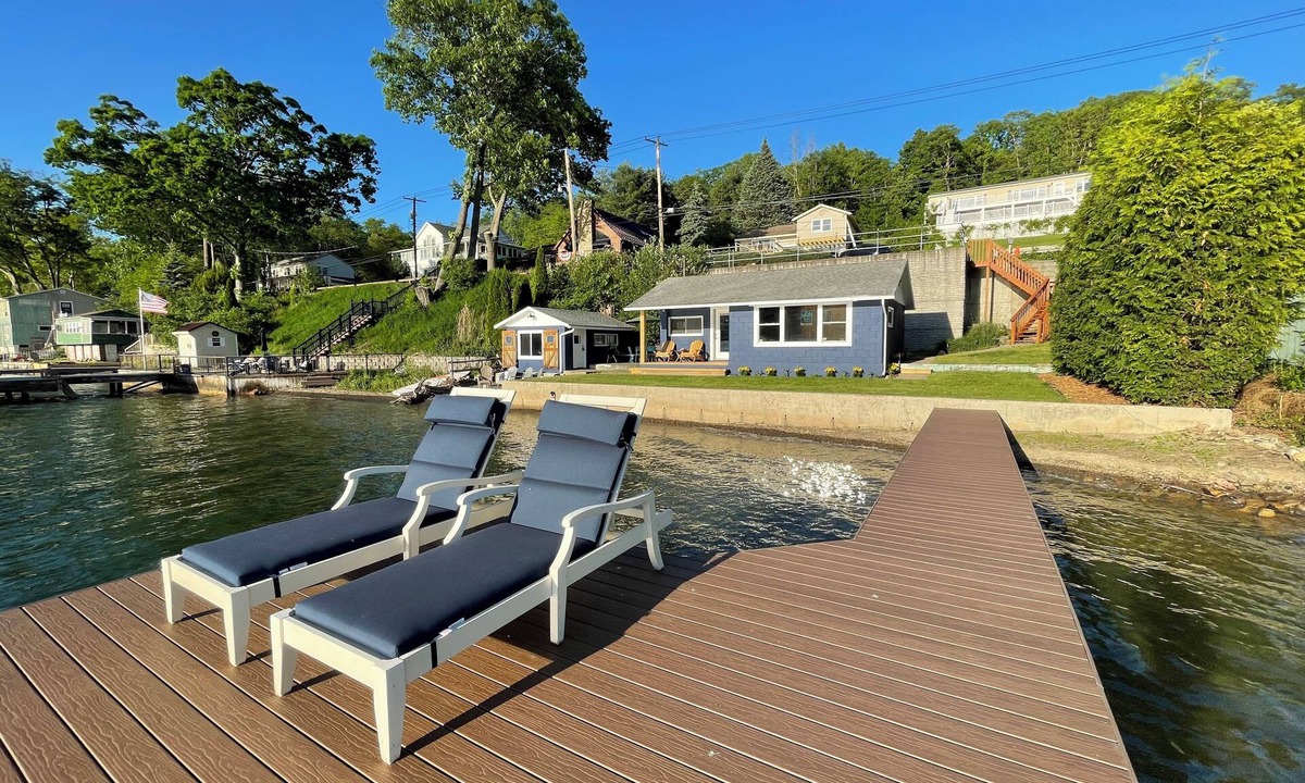 Dundee Cottage | Cozy cottage 3 steps away from the lake!