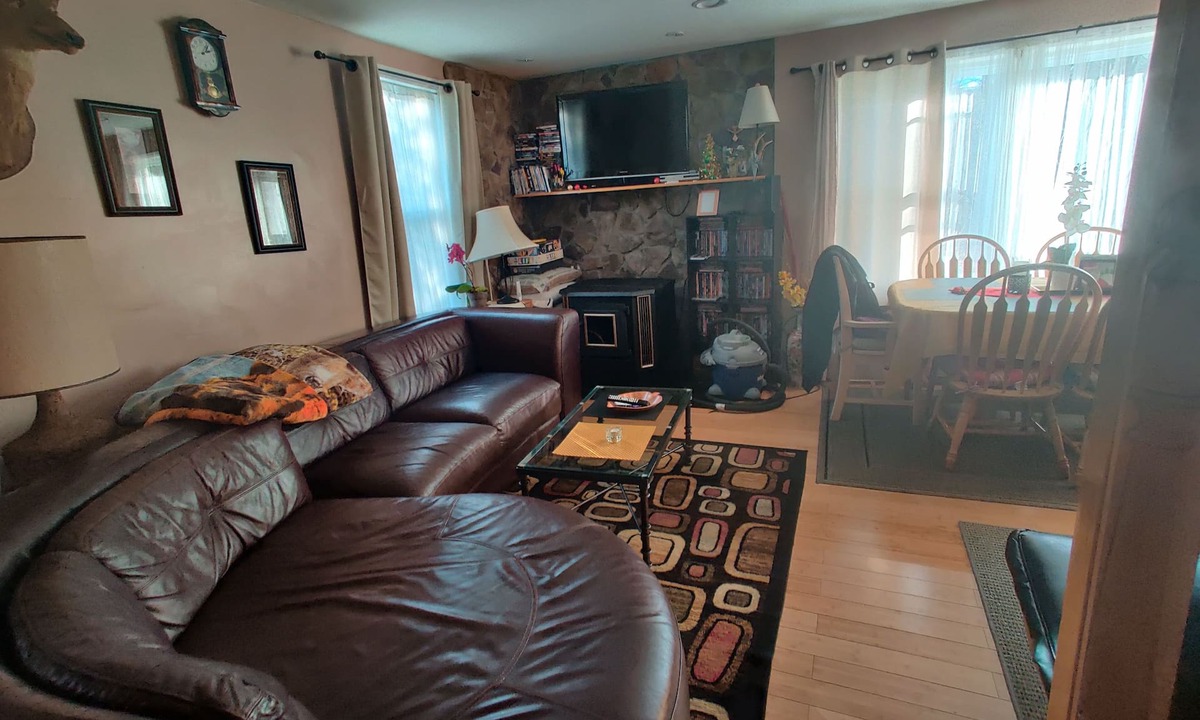 Livingston Manor House | Cozy Cottage by the river in trout town .