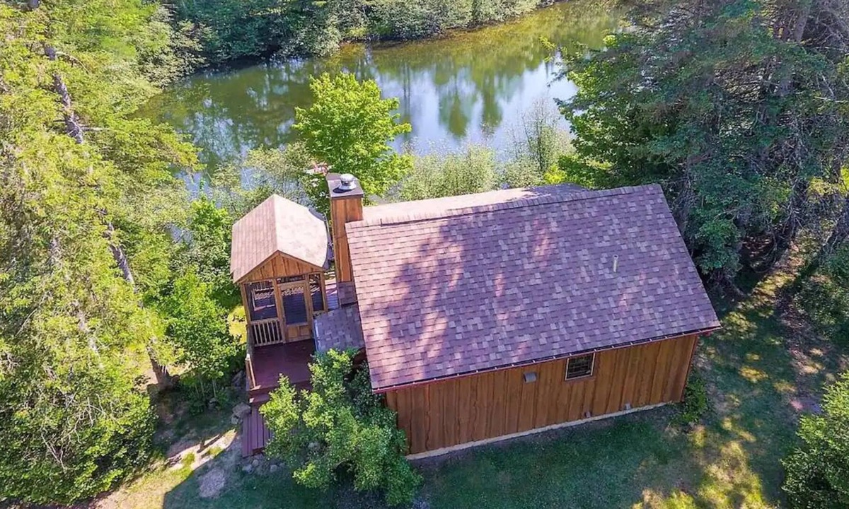 Pine Hill Ski Chalet | Cozy cottage by the water