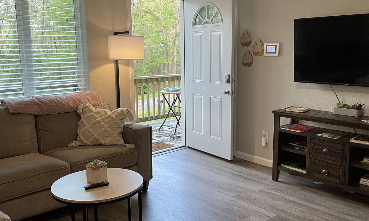 Fairfield Bay House | Cozy Cottage by Marina & Trails. Quiet and Serene!