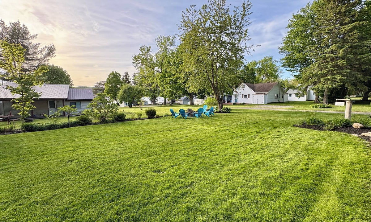 Castile Cottage | Cozy Cottage by Silver Lake