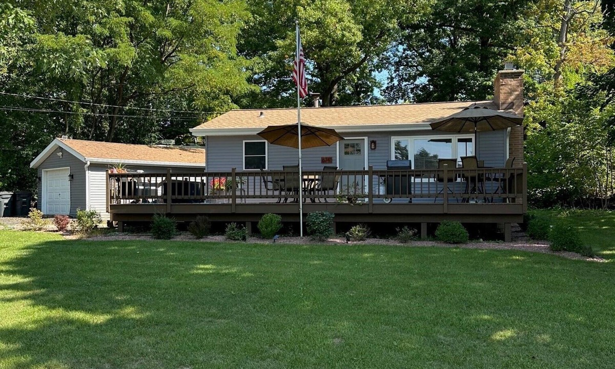 Paddock Lake House | Cozy Cottage by the Lake! Kayaks! BIG Deck w/Great Lake Views! Golf Cart Rental