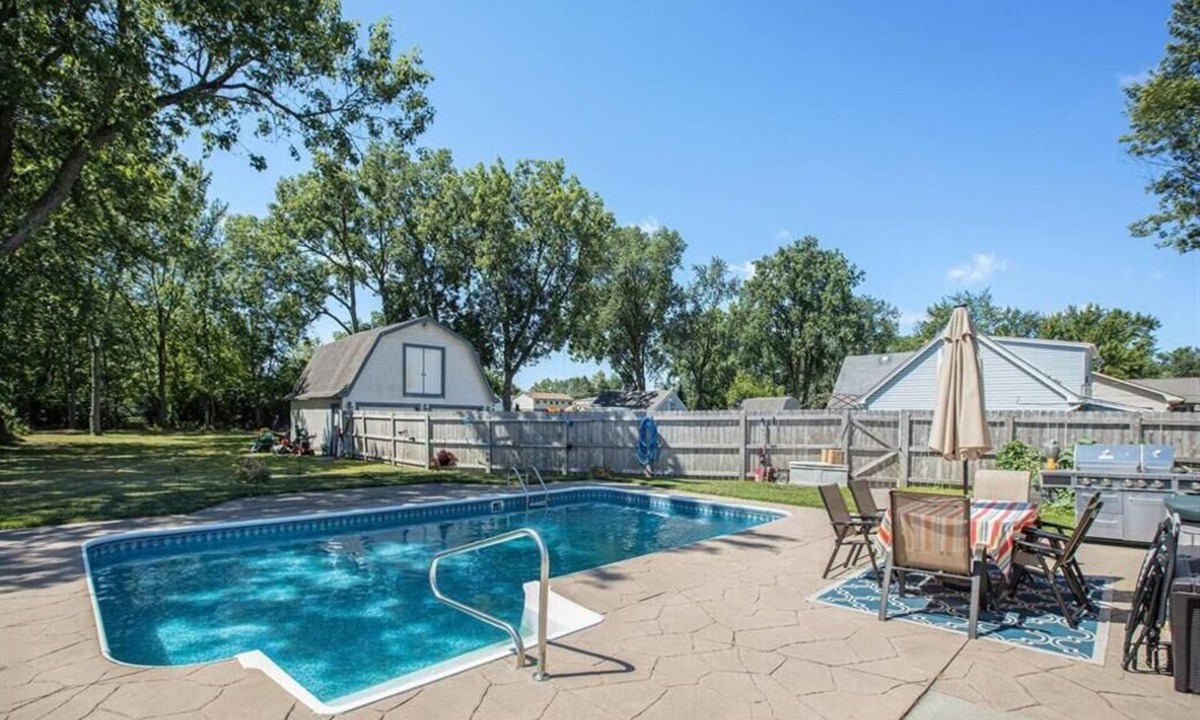 Troy House | Cozy Cottage Castle + pool