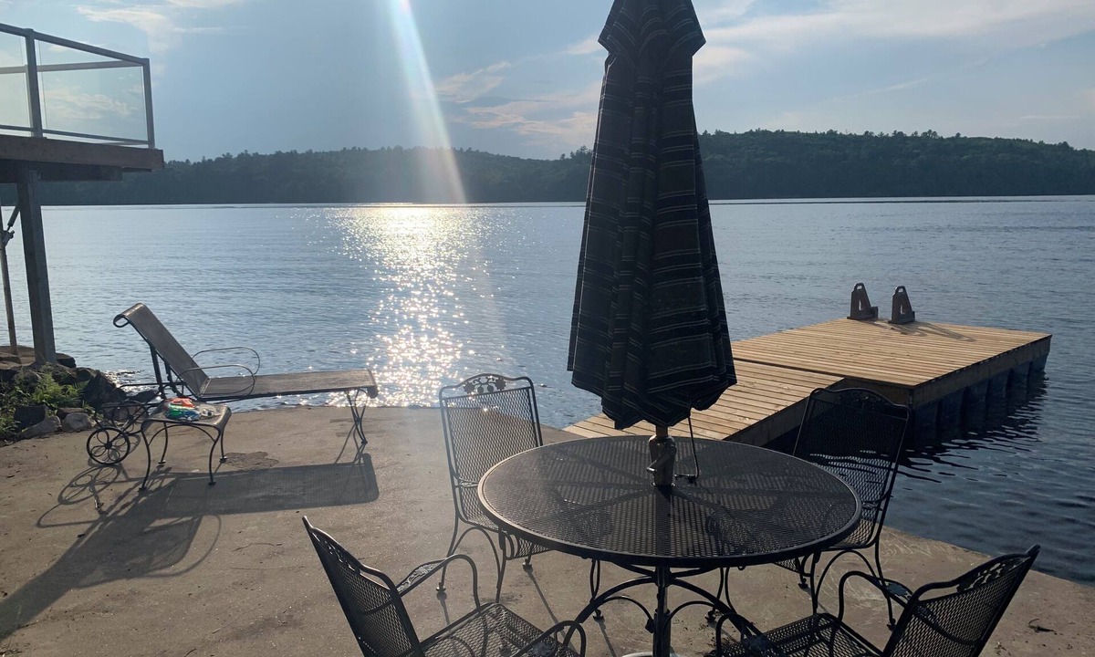 Minden Hills House | Cozy cottage facing sunsets, private beach, stars and nature (pet friendly)