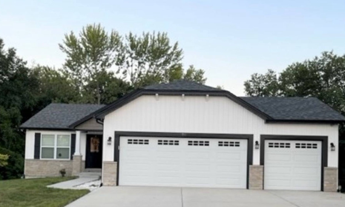 St. Charles House | Cozy Cottage Home near Old Towne Cottleville