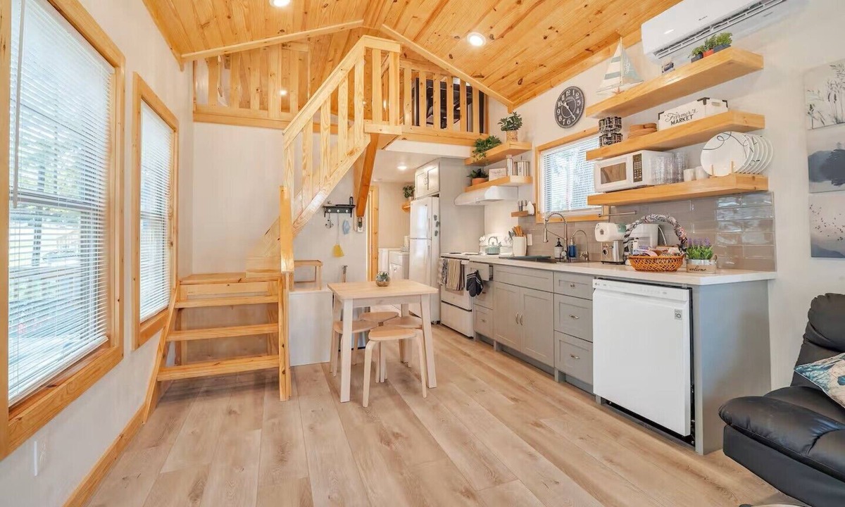 Willis Cabin | Cozy cottage in a lakeside community by Lake Conroe.
