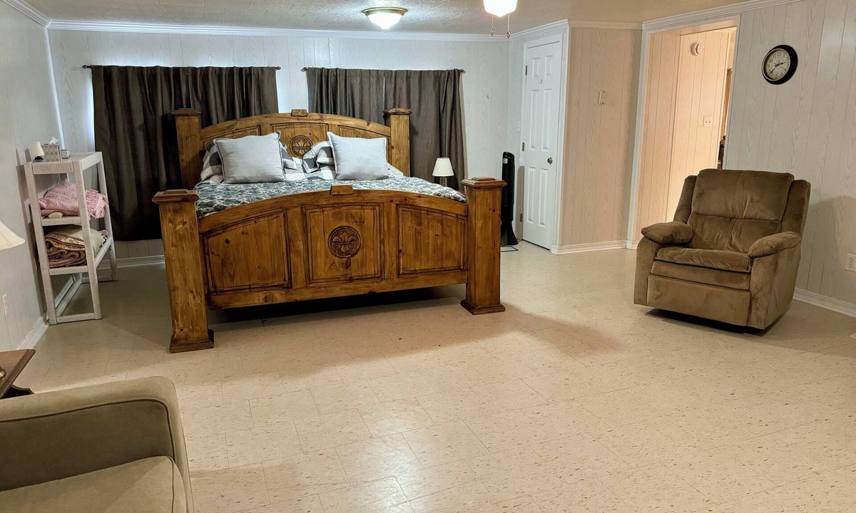 Village Cottage | Cozy cottage in charming Shongaloo with AC/Heat