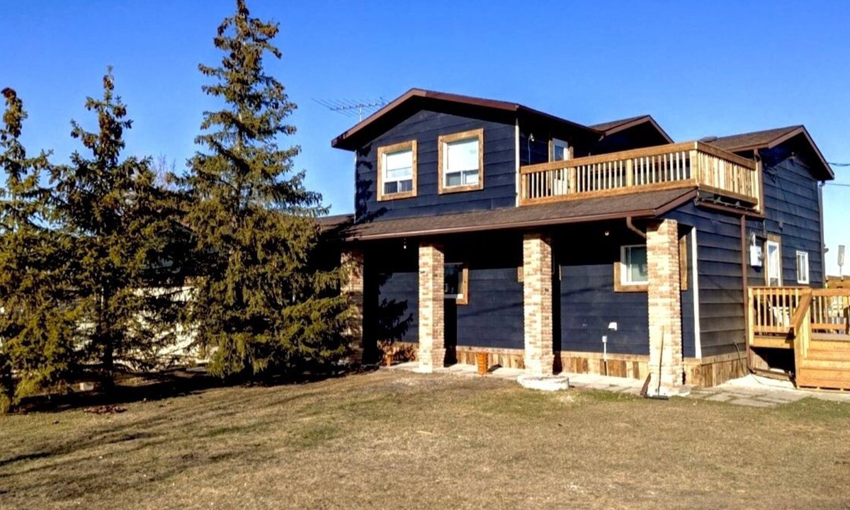 Gimli Cottage | Cozy Cottage in Gimli Mb with a Private Beach