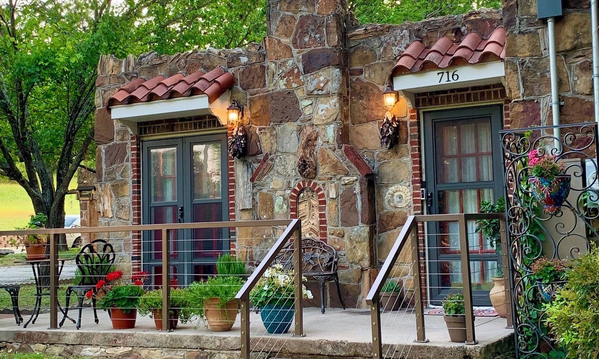 Weatherford House | Cozy Cottage in Historic District