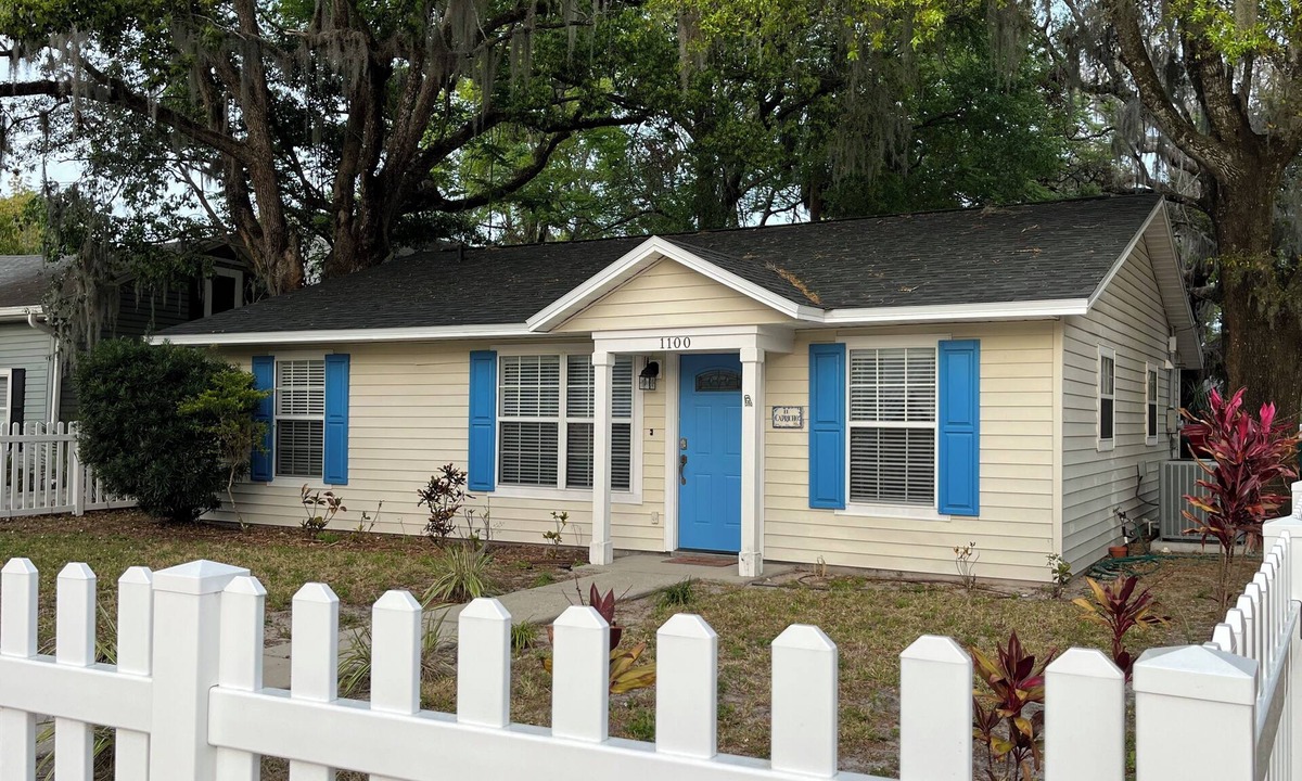 Mount Dora House | Cozy Cottage in Historic Mount Dora. 3 bedrooms & 2 bathrooms.