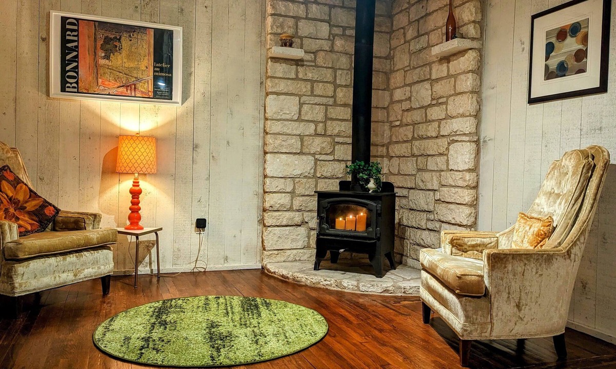 Taylor House | Cozy Cottage in Taylor TX