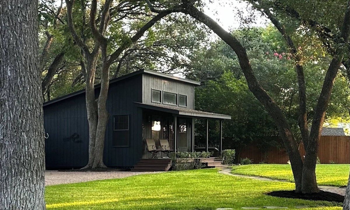Austin Lake Estates Cottage | Cozy cottage in the trees