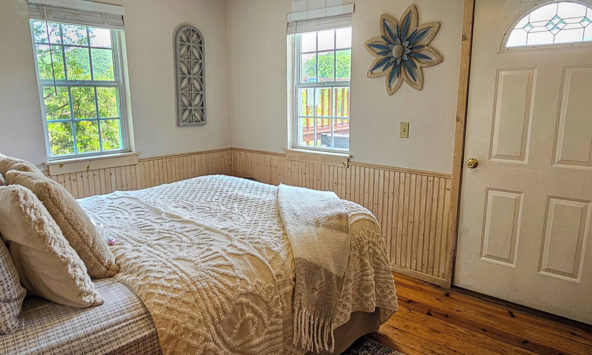 Eureka Springs Cottage | Cozy cottage in a quaint Eureka Springs