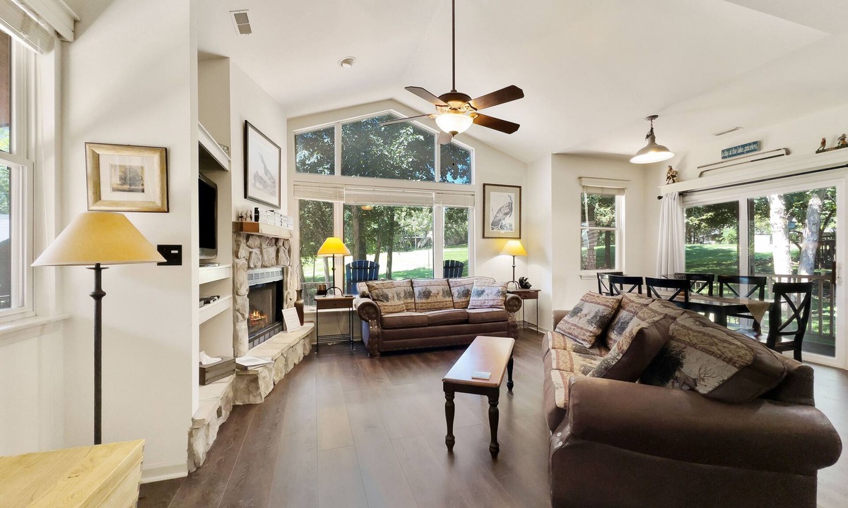 Camdenton Cottage | Cozy cottage inside the Premier Old Kinderhook Golf Resort