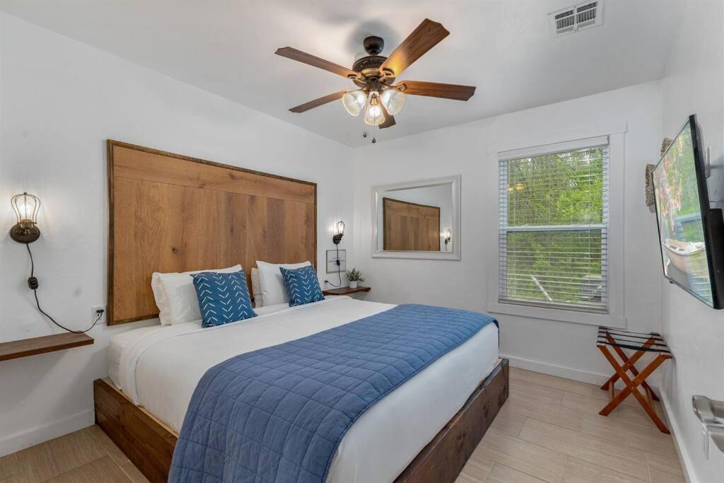 Grove House | Cozy Cottage King Bed Grove Kayaks Boat Parking