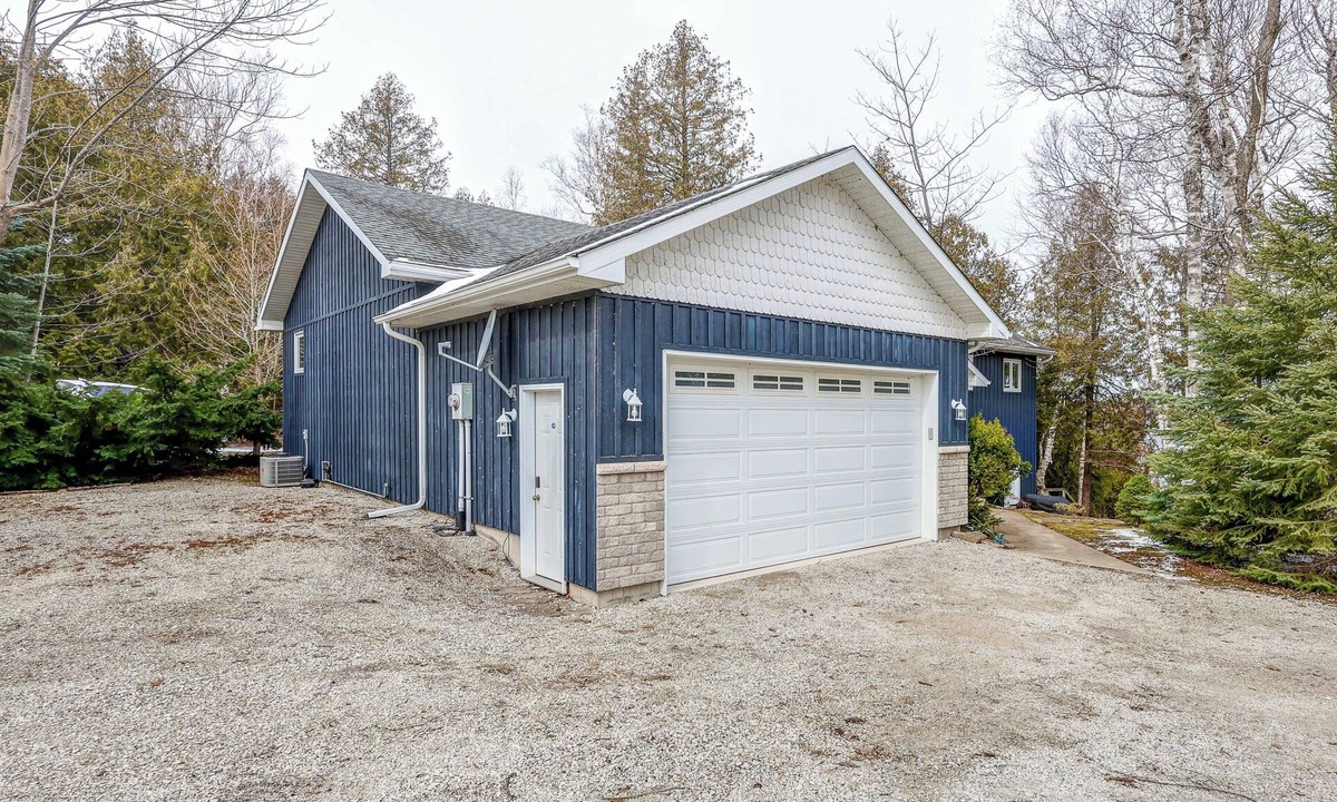 Big Bay Cottage | Cozy cottage nestled along 90ft of pristine Georgian Bay pebble beachfront