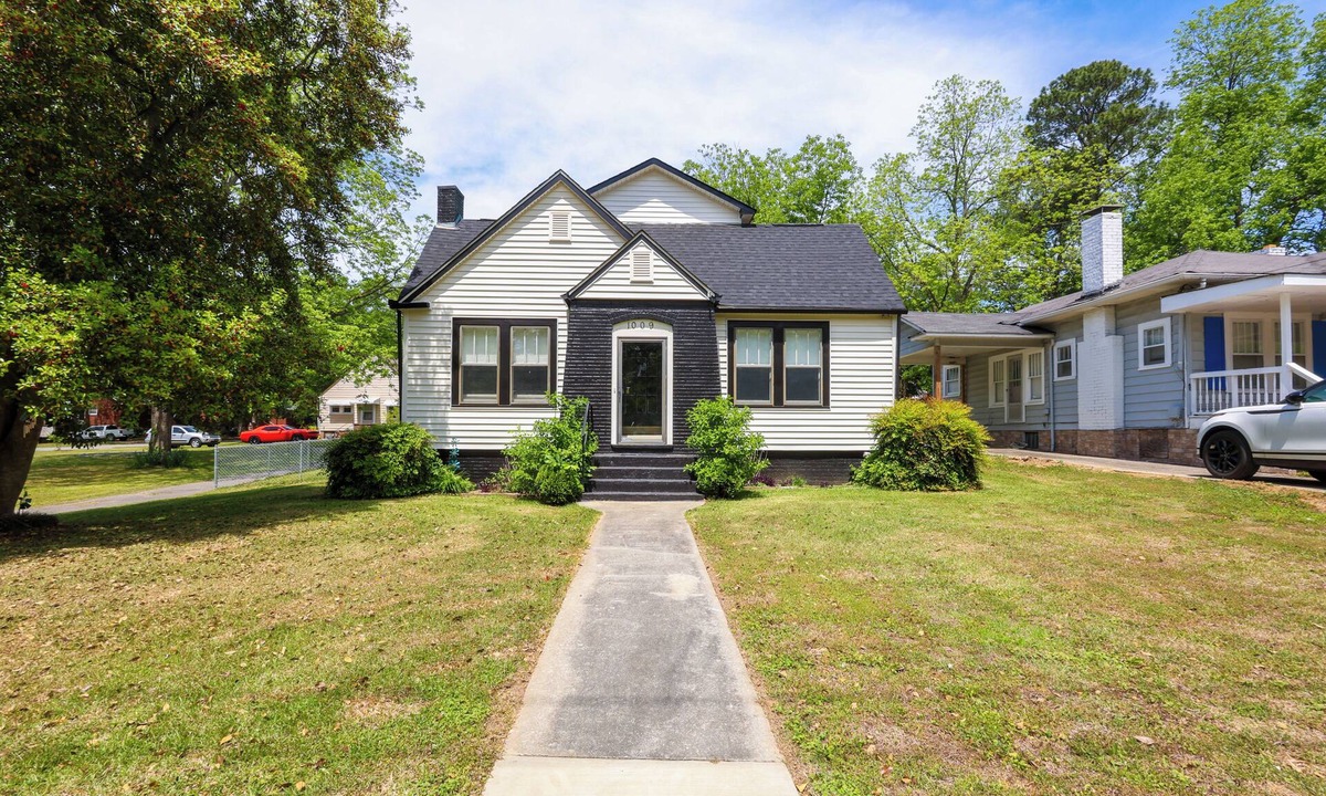 Cullman Cottage | Cozy Cottage - Newly Renovated - Minutes to Downtown - Fireplace - Sleeps 8