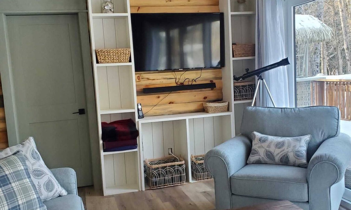Westmeath Cottage | Cozy cottage on a private beach.
